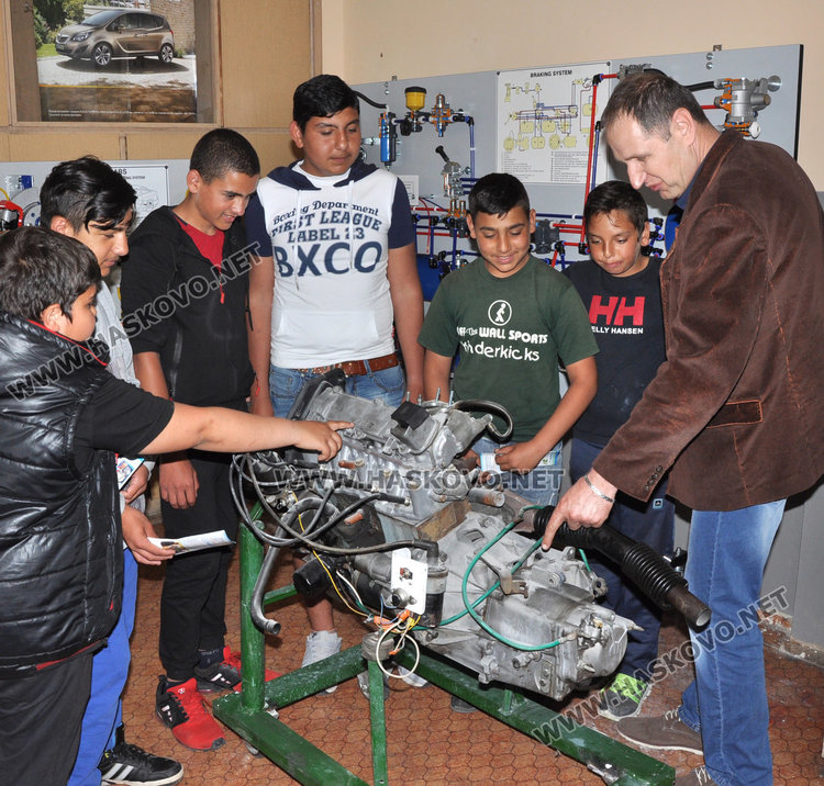 Седмокласници на опашка да карат трактор в гимназията по транспорт 