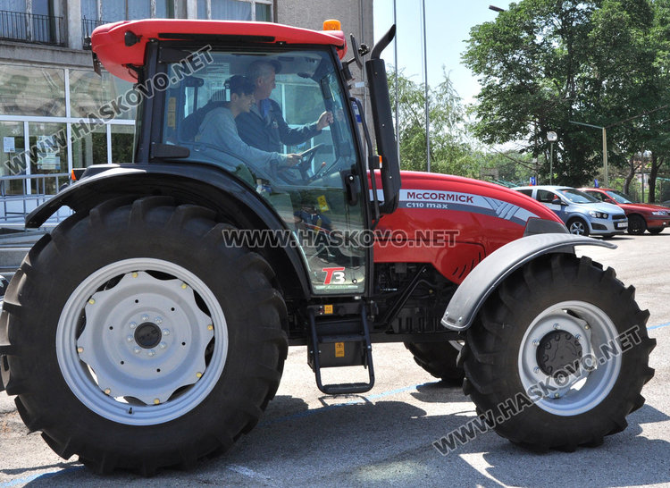 Седмокласници на опашка да карат трактор в гимназията по транспорт 