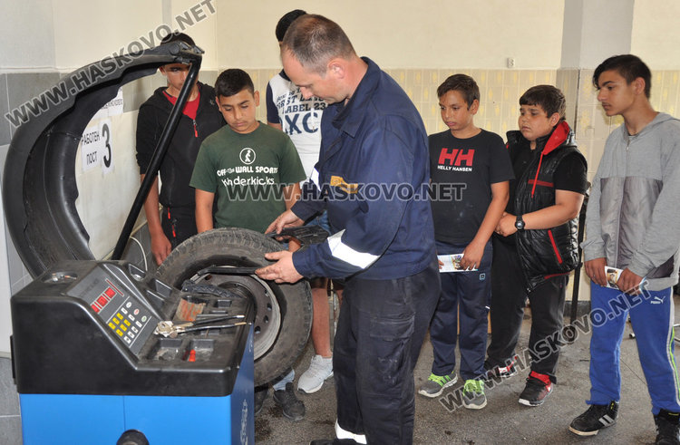 Седмокласници на опашка да карат трактор в гимназията по транспорт 