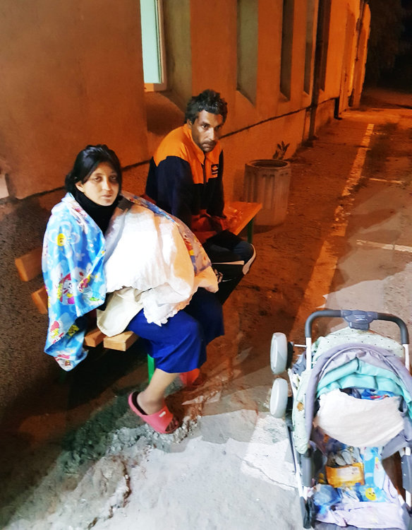 Полицаи платиха от джоба си нощувка в хотел на изпаднало в беда семейство в Кърджали