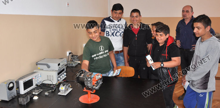 Седмокласници на опашка да карат трактор в гимназията по транспорт 