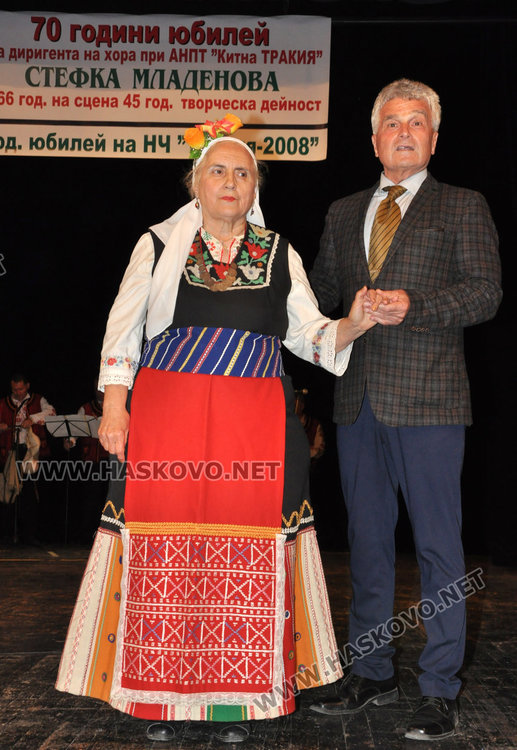 Юбилярката Стефка Младенова и Кирил Сарджев - Председател на Тракийското дружество