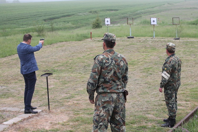 Турнир по стрелба с пистолет за Деня на храбростта
