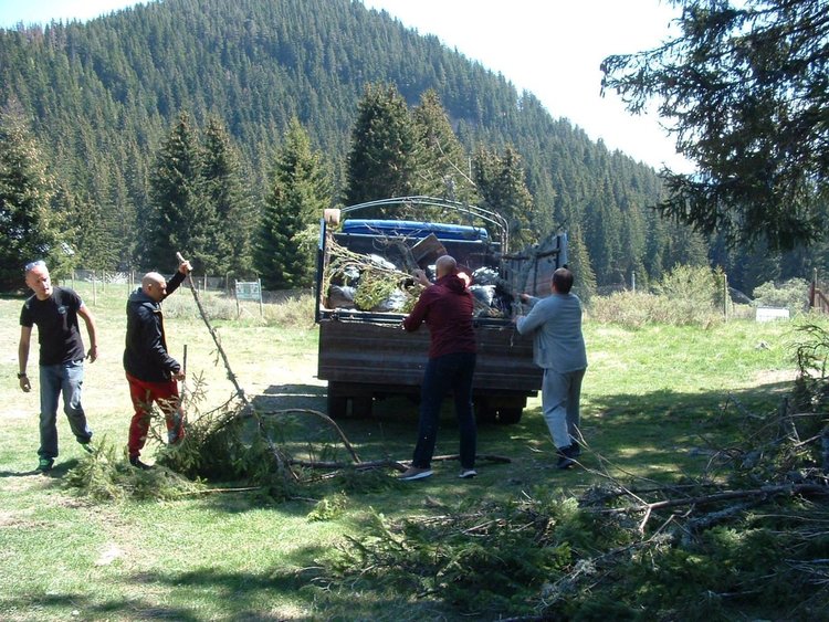 Млади хора организираха първата акция за почистване на Тревистото езеро край Смолян