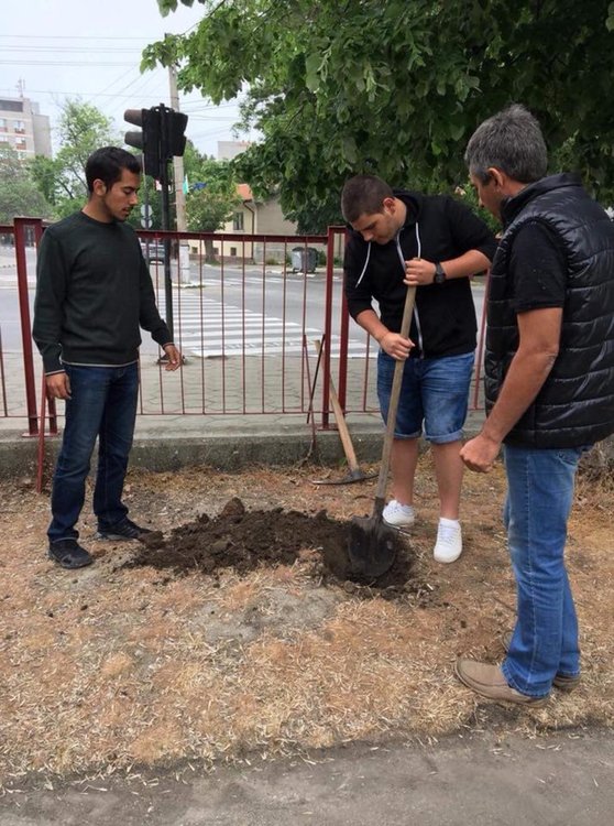 С благородни инициативи абитуриентите на „Златаров“ оставят следа