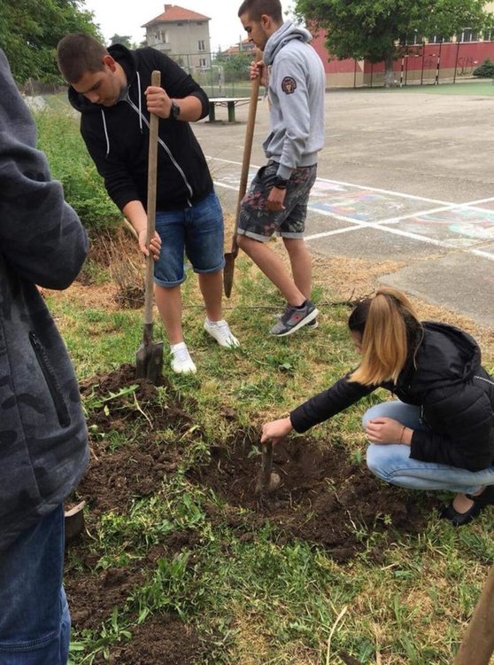 С благородни инициативи абитуриентите на „Златаров“ оставят следа