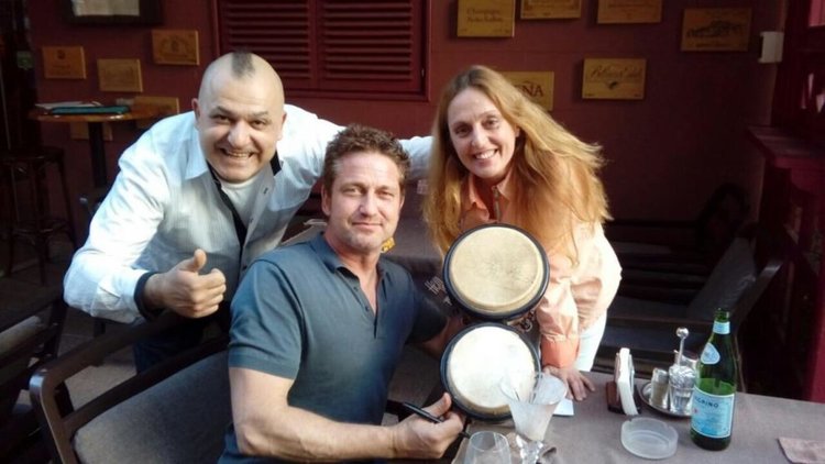  Джерард Бътлър събра погледите на пловдивчани, показа завидни музикални умения