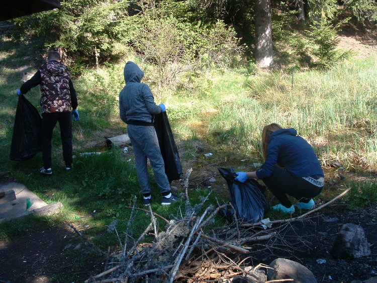 Млади хора организираха първата акция за почистване на Тревистото езеро край Смолян
