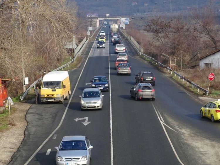 Експерт: Някой иска да накара българите да купят 3 милиона вериги за сняг