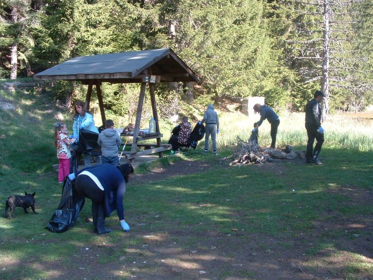 Млади хора организираха първата акция за почистване на Тревистото езеро край Смолян