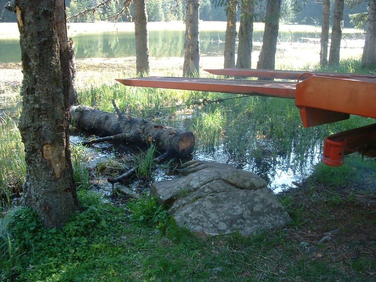 Млади хора организираха първата акция за почистване на Тревистото езеро край Смолян