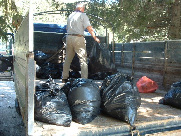 Млади хора организираха първата акция за почистване на Тревистото езеро край Смолян