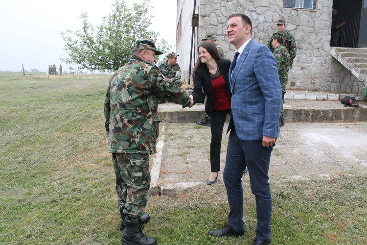 Турнир по стрелба с пистолет за Деня на храбростта