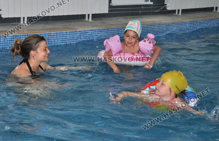 5-годишни вече учат плуване в басейна на детска градина „Елхица“