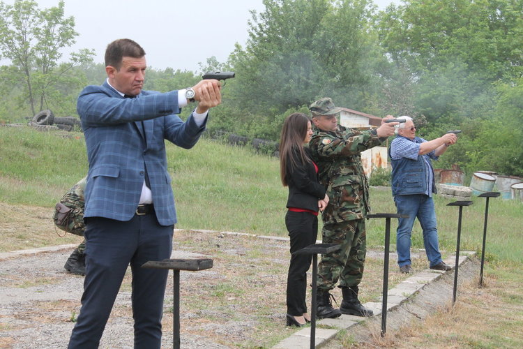 Турнир по стрелба с пистолет за Деня на храбростта