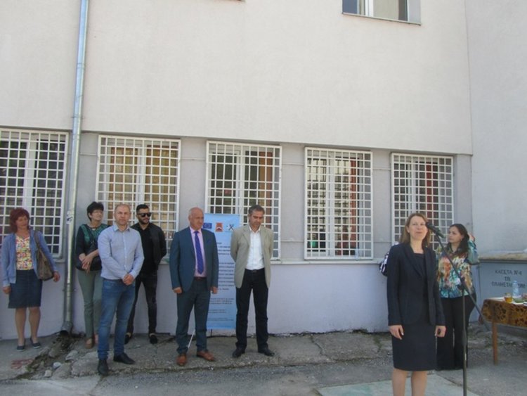 Разкопаха двора на ЕГ и Шесто Основно училище в Смолян, ще правят спортни игрища