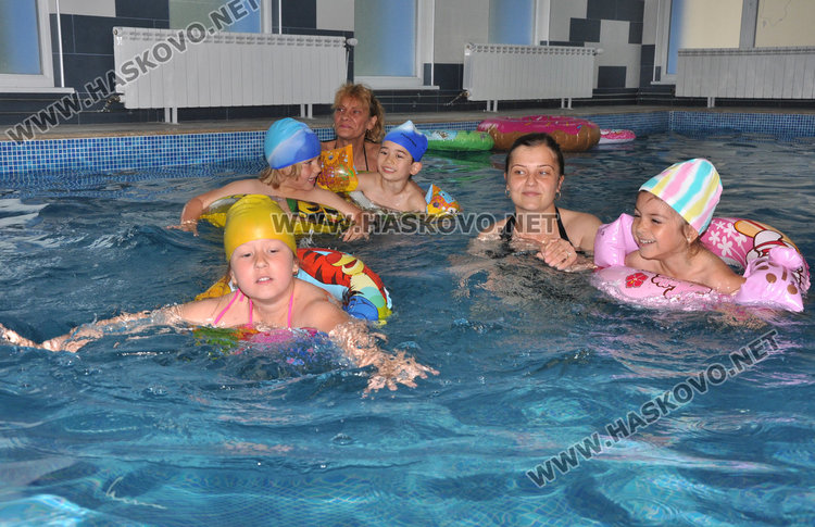 5-годишни вече учат плуване в басейна на детска градина „Елхица“