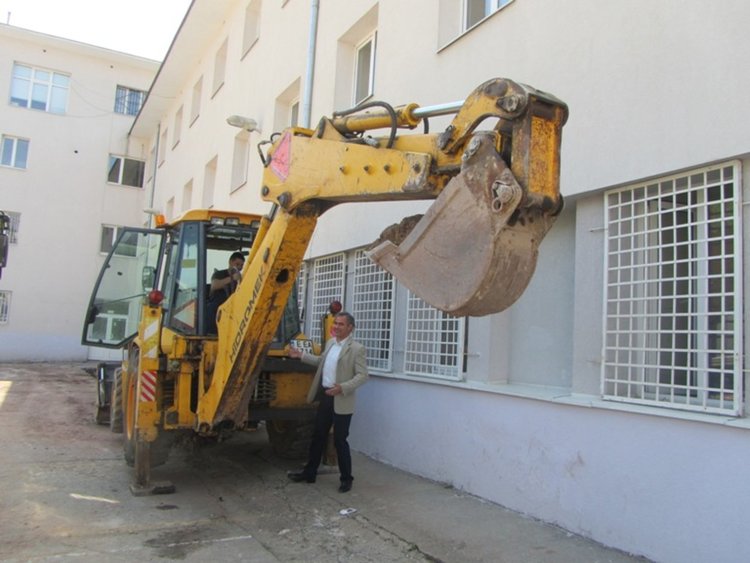 Разкопаха двора на ЕГ и Шесто Основно училище в Смолян, ще правят спортни игрища