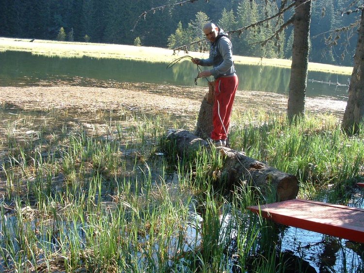 Млади хора организираха първата акция за почистване на Тревистото езеро край Смолян