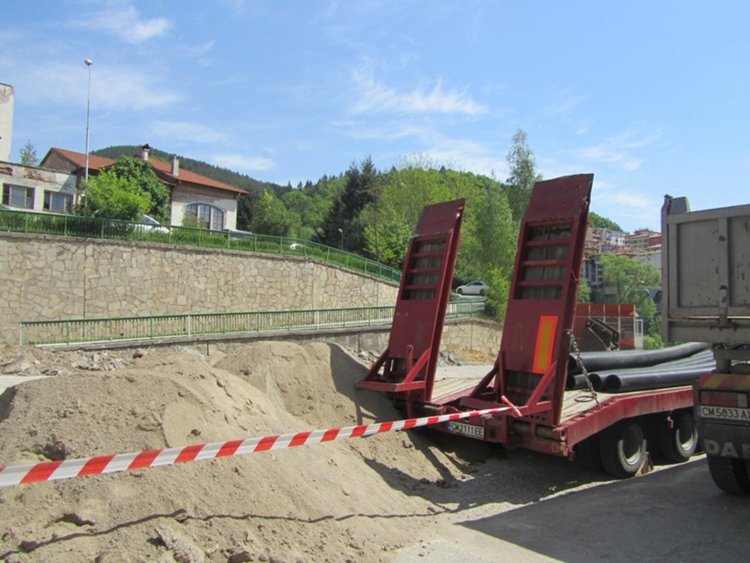 Разкопаха двора на ЕГ и Шесто Основно училище в Смолян, ще правят спортни игрища