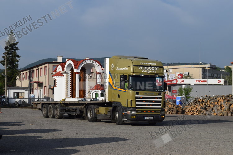 Параклис пътува стотици километри от Бургас до Кърджали, ще се издига над Главатарци