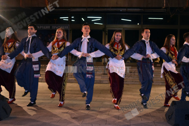 Ансамбъл „Кърджали" на фестивал в родния град на президента на Македония