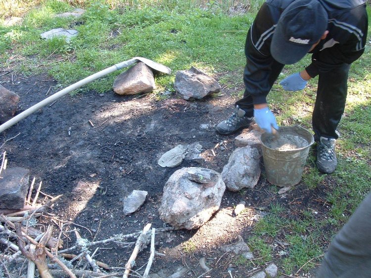 Млади хора организираха първата акция за почистване на Тревистото езеро край Смолян