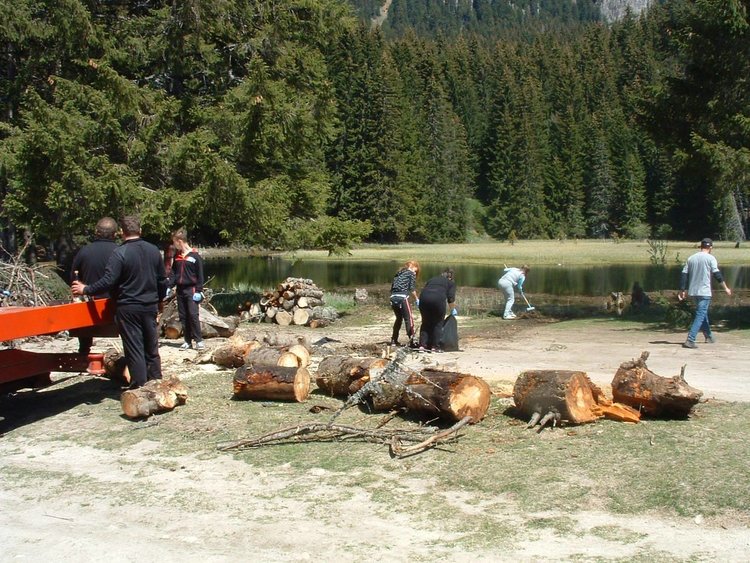 Млади хора организираха първата акция за почистване на Тревистото езеро край Смолян