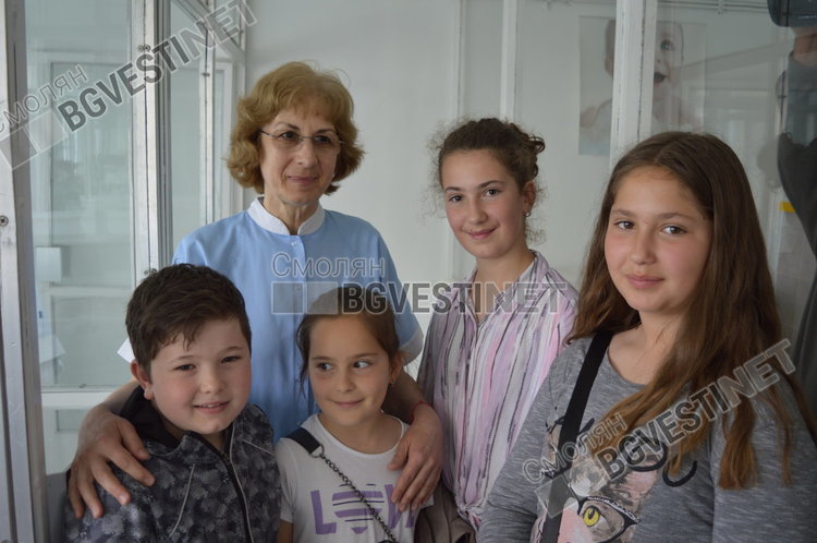 Шефката на отделението д-р Хризантема Георгиева показа малките бебенца на учениците, участвали в събирането на стотинките