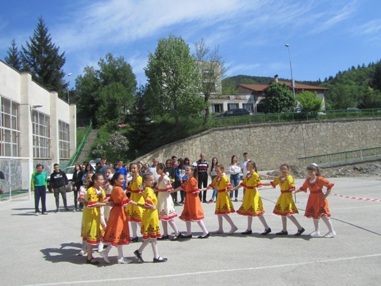 Разкопаха двора на ЕГ и Шесто Основно училище в Смолян, ще правят спортни игрища