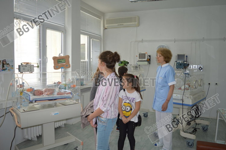 Малчуганите бяха повече от впечатлени при вида на миниатюрните бебенца в кувьозите и след разходката в отделението казаха, че продължават с акцията "Жълти стотинки" 