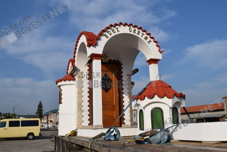 Параклис пътува стотици километри от Бургас до Кърджали, ще се издига над Главатарци