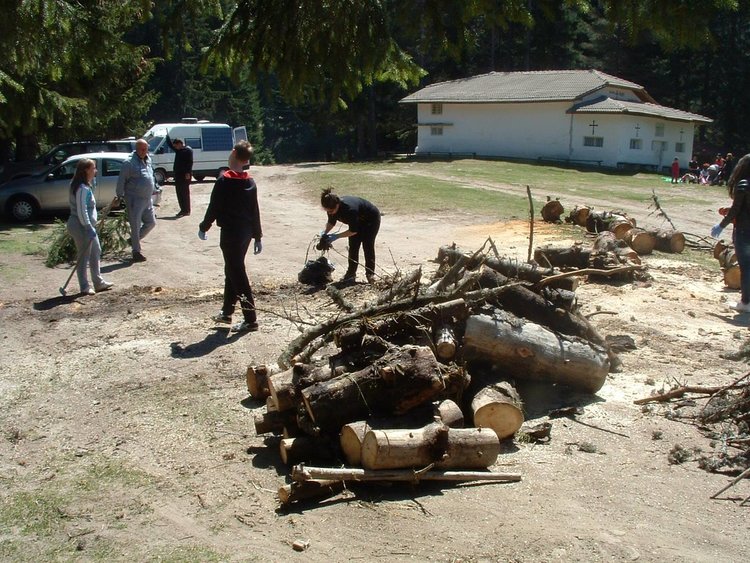 Млади хора организираха първата акция за почистване на Тревистото езеро край Смолян