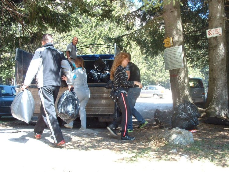 Млади хора организираха първата акция за почистване на Тревистото езеро край Смолян