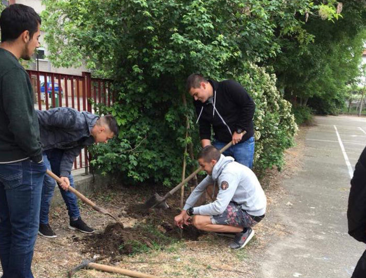 С благородни инициативи абитуриентите на „Златаров“ оставят следа