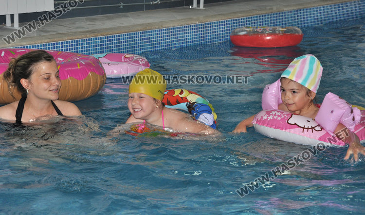 5-годишни вече учат плуване в басейна на детска градина „Елхица“