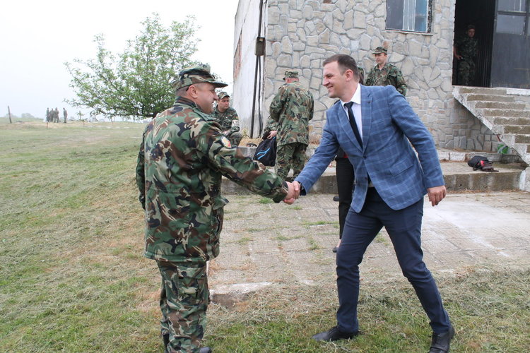 Турнир по стрелба с пистолет за Деня на храбростта