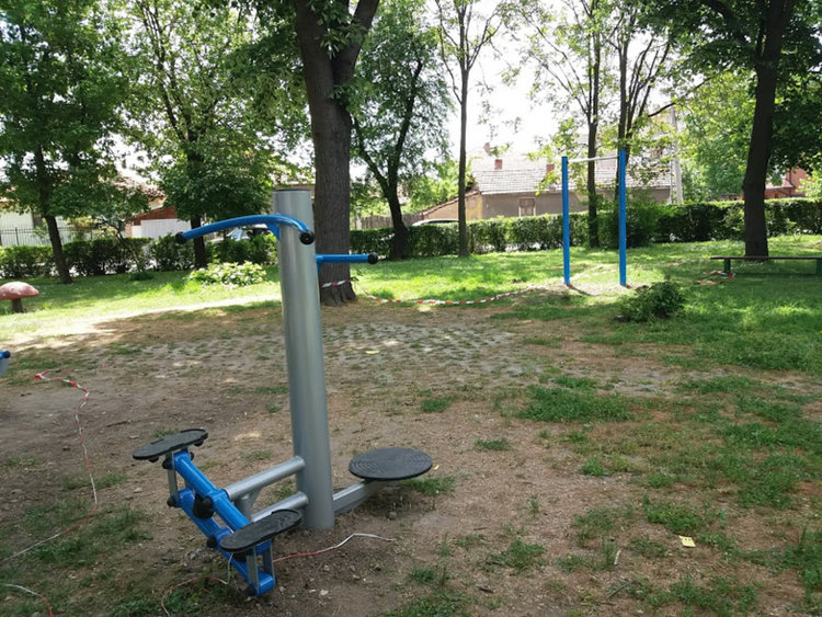 В градския парк монтираха детски и спортни уреди за над 30 000 лева