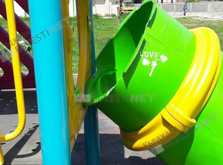 Опасна детска пързалка в Гледка, жителите чакат вече половин година ремонт