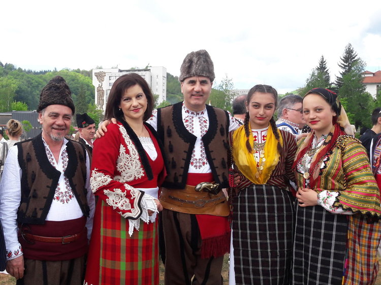 "Властта" облича носии за празника на чевермето в Златоград