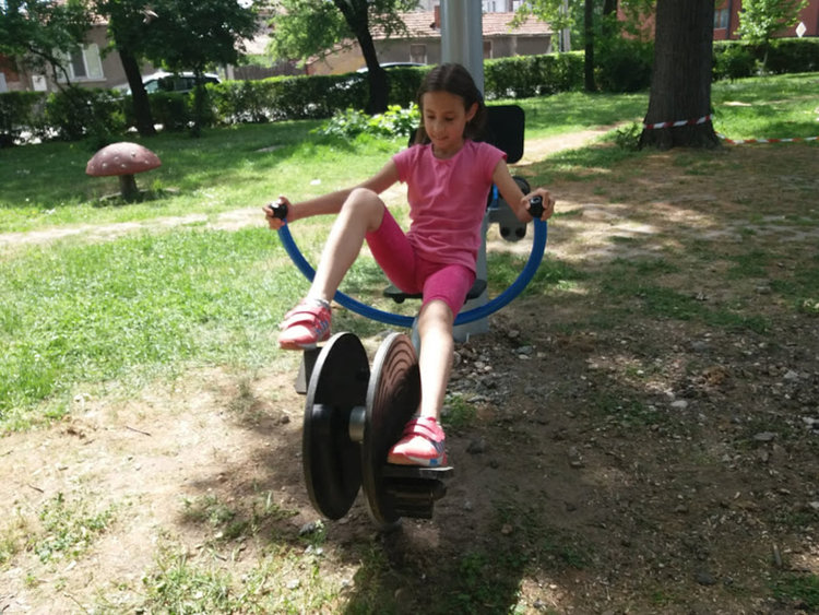 В градския парк монтираха детски и спортни уреди за над 30 000 лева