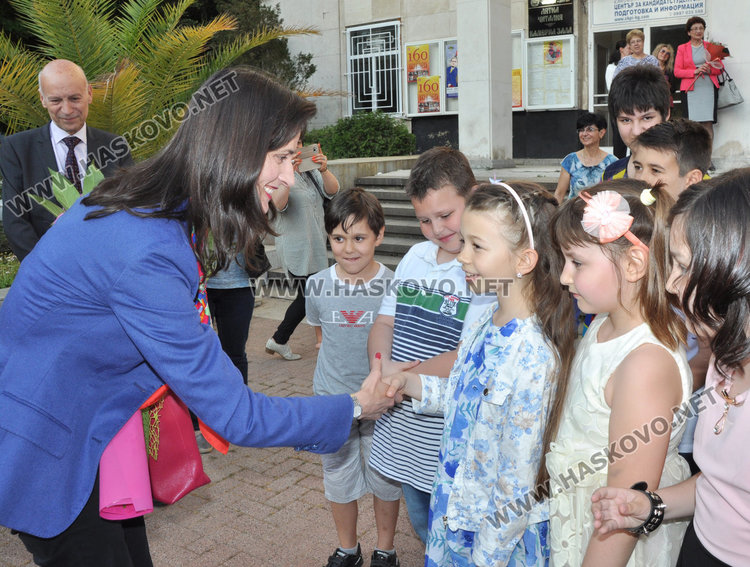 Еврокомисарят Мария Габриел оборудва модерен IT кабинет в Хасково 