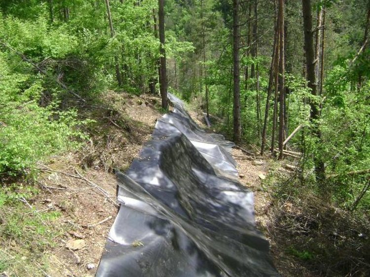 Активно се работи по укрепване на свлачището, затворило пътя за Мадан преди два месеца