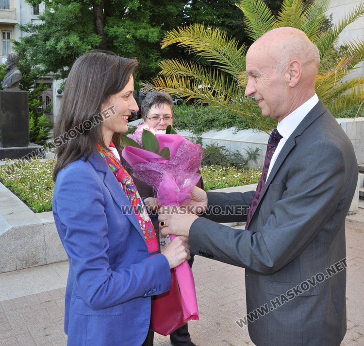 Еврокомисарят Мария Габриел оборудва модерен IT кабинет в Хасково 