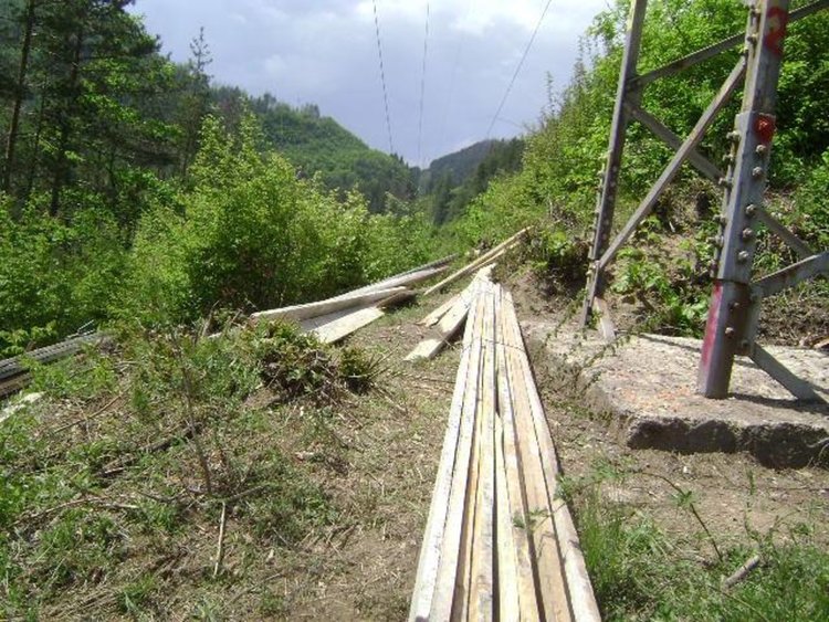 Активно се работи по укрепване на свлачището, затворило пътя за Мадан преди два месеца