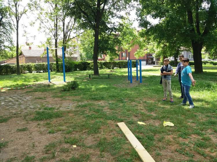 В градския парк монтираха детски и спортни уреди за над 30 000 лева