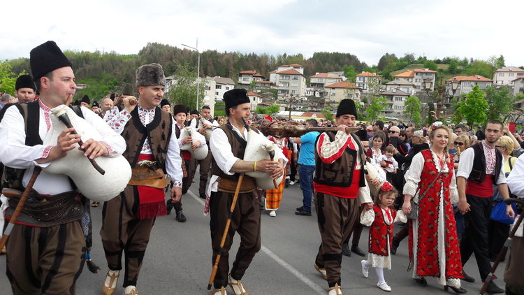"Властта" облича носии за празника на чевермето в Златоград