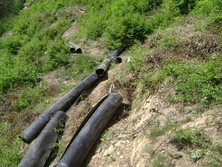 Активно се работи по укрепване на свлачището, затворило пътя за Мадан преди два месеца