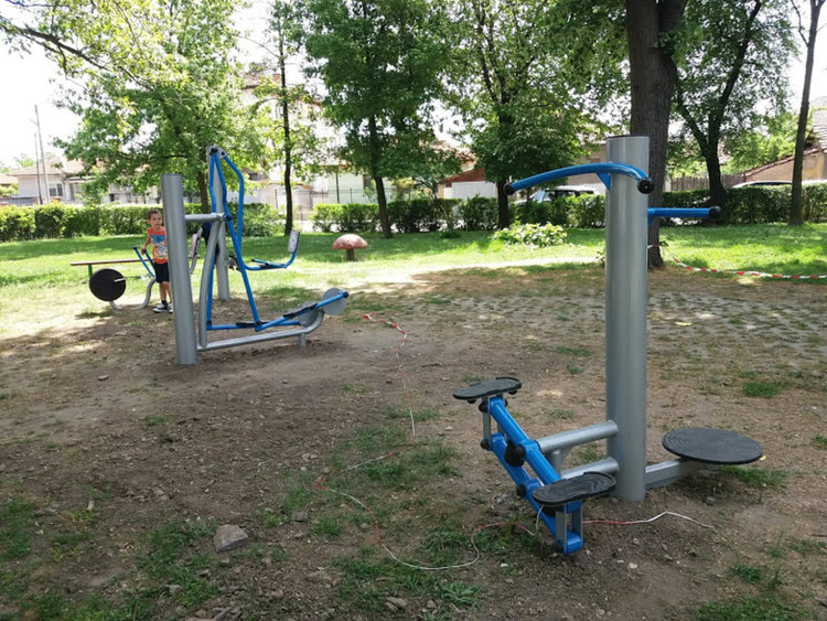 В градския парк монтираха детски и спортни уреди за над 30 000 лева