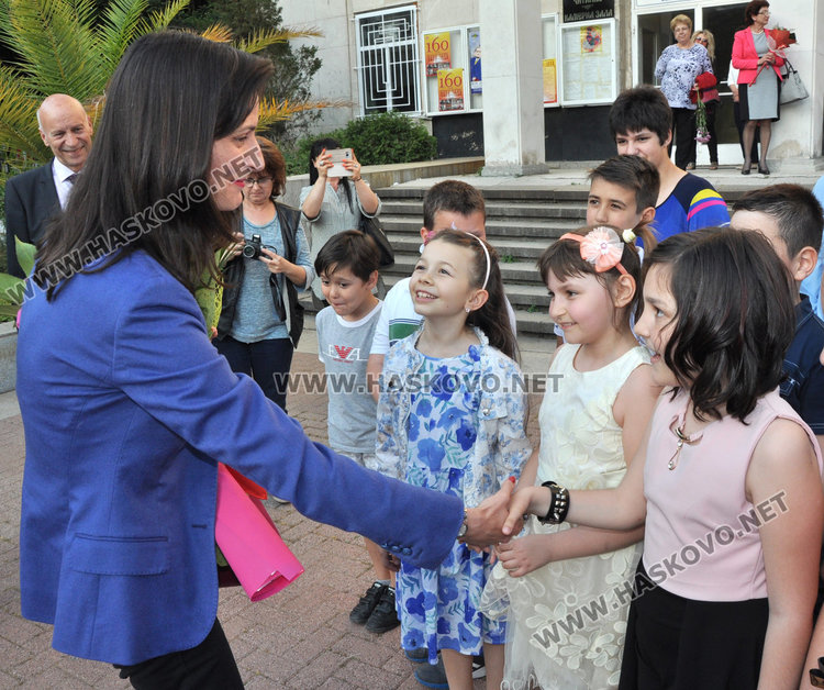 Еврокомисарят Мария Габриел оборудва модерен IT кабинет в Хасково 